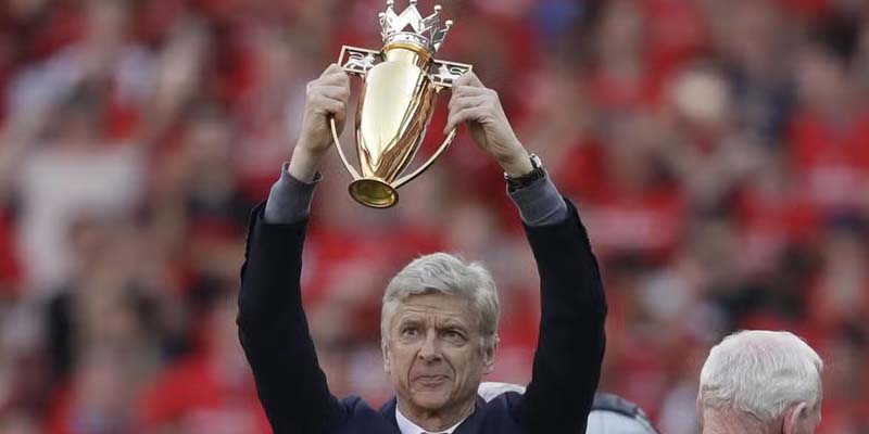 Arsene Wenger và chiếc cúp vàng vô tiền khoáng hậu