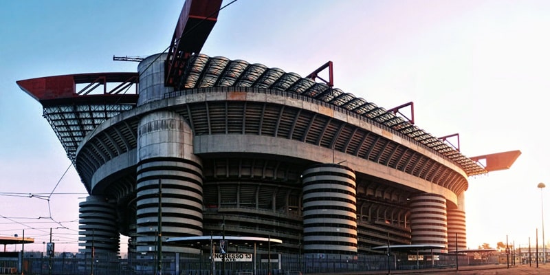 Giuseppe Meazza là một trong những sân vận động lâu đời và lớn nhất Italia