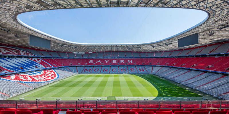 Sân vận động Allianz Arena có sức chứa lên đến 75.000 khán giả