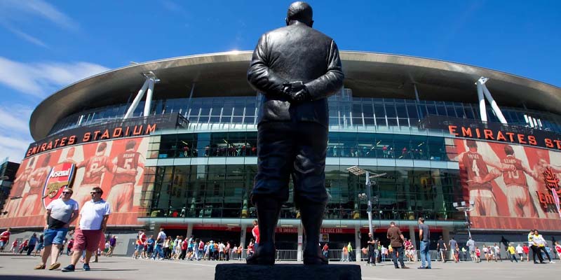 Tượng của Herbert Chapman bên ngoài sân Emirates