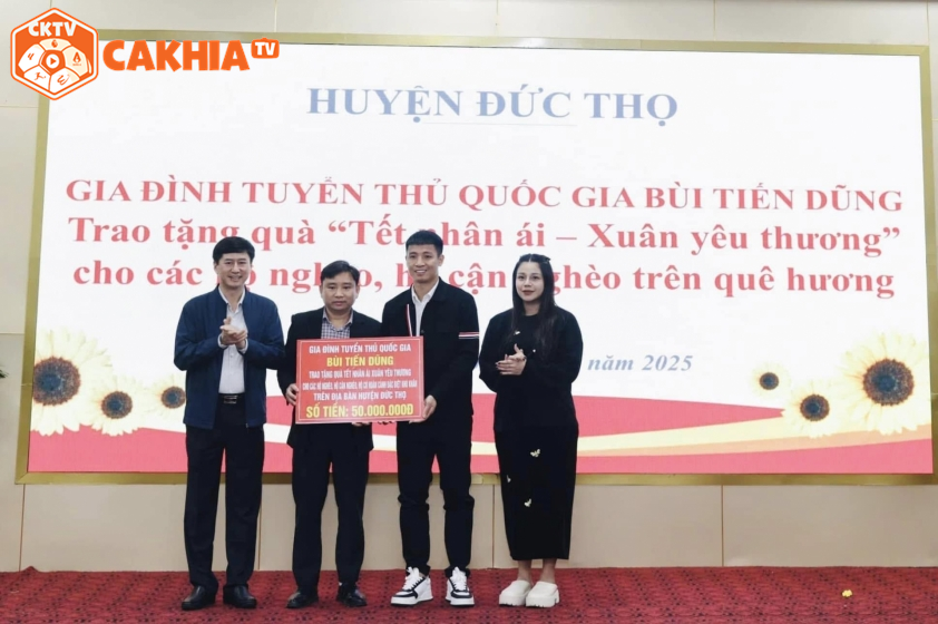 Bùi Tiến Dũng trao quà cho các gia đình nghèo trên quê hương Bùi Tiến Dũng trao quà cho các gia đình nghèo trên quê hương